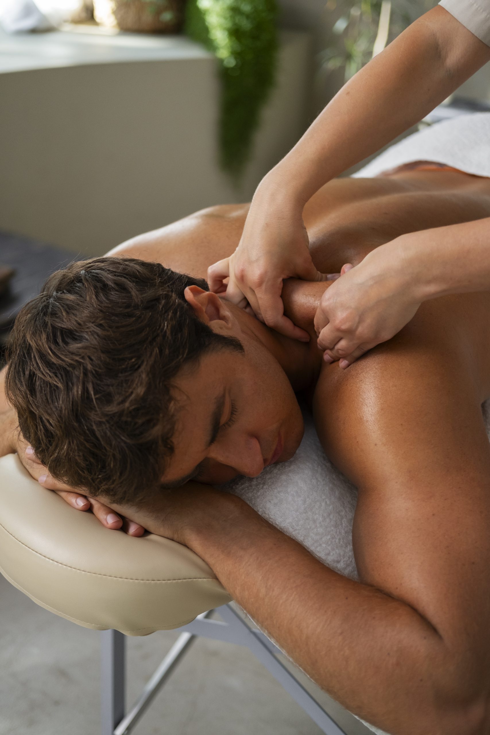 hombre-de-alto-angulo-relajandose-en-el-spa